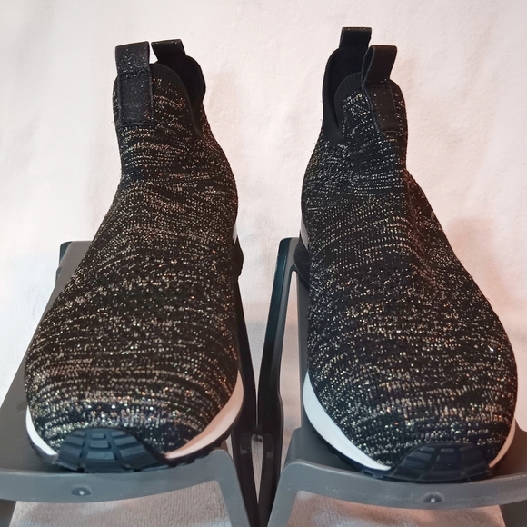 Size 6 Urban Sport by J/Slides NYC Orion Lifestyle Sneaker black/gold metallic - Picture 5 of 8